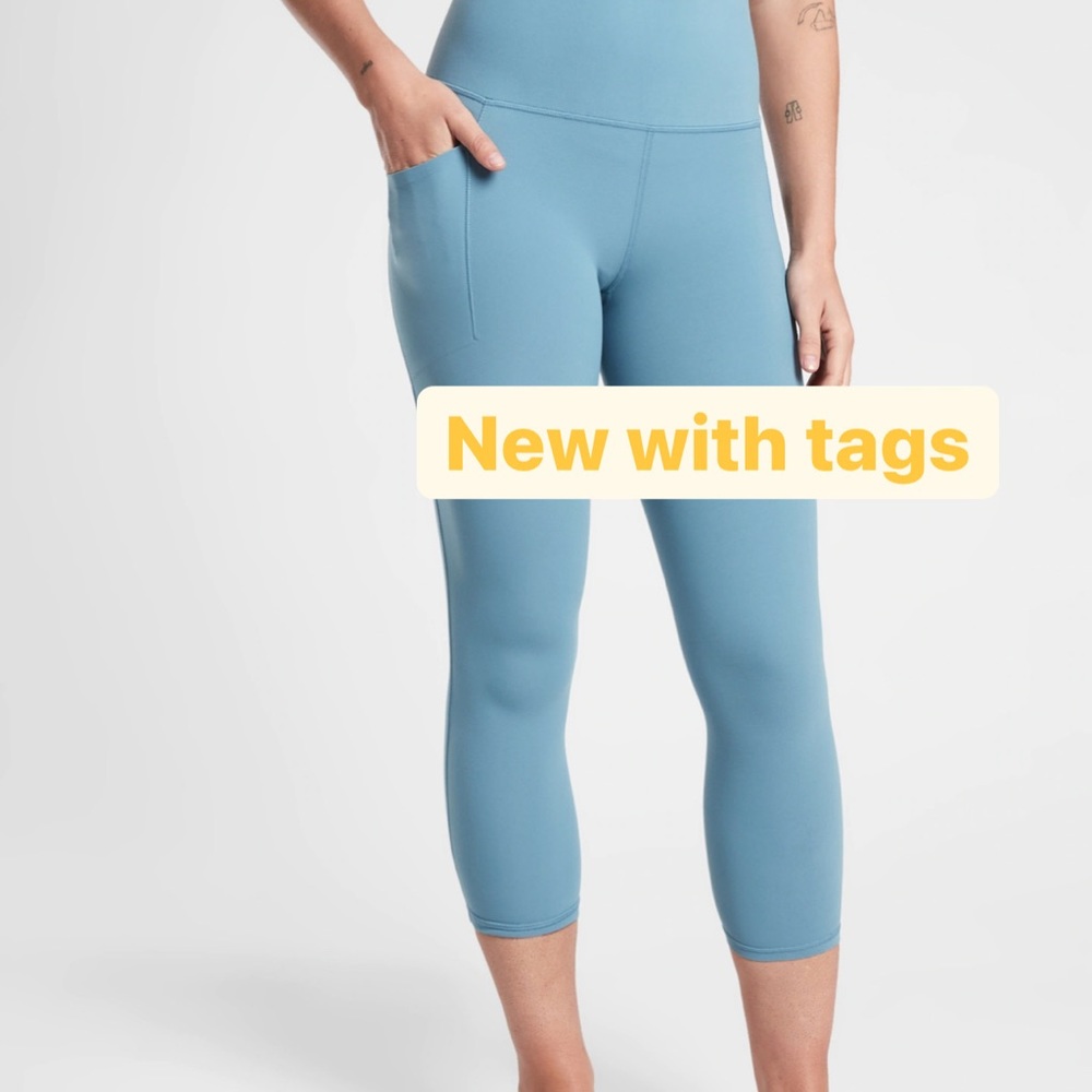 NWT Athleta Salutation Stash pocket ll capri leggings
